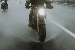 Bridgestone recomenda cuidados especiais com os pneus de motociclos em época de frio e chuva