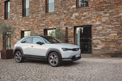 Mazda baixa a fasquia e propõe o MX-30 100% elétrico a partir dos 26.900 euros - Campanha estará em vigor até final do ano