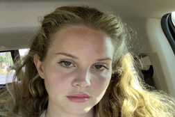 Lana Del Rey lança três novas canções: “Blue Banisters”, “Text Book” e “Wildflower Wildfire”