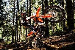 KTM apresenta modelos de enduro 2027, com destaque para as versões 6 Days Enduro, alusivas a Portugal - Centésimo aniversário dos FIM International Six Days Enduro em Portugal