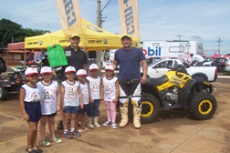 Rally do Espírito Santo: Projeto Ideia Fixa acelera ações sociais em terras capixabas - As ações sociais são prioridade na competição, pois beneficiam centenas de crianças com a doação de livros infantis e kit de higiene pessoal