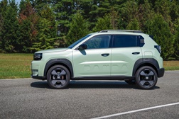 FIAT apresenta o Grande Panda a gasolina, que se junta às versões híbrida e elétrica - Motor turbo de 1,2 litros prático e eficiente e 3 níveis de equipamento: POP, ICON e LA PRIMA