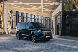 E-Tourneo Custom da Ford Pro já está disponível para encomenda - Grupo motopropulsor 100 por cento elétrico oferece uma autonomia até 325 km