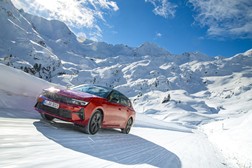 Opel Astra Electric e Astra GSe perfeitos para as viagens de inverno - Controlo e estabilidade excecionais graças à tecnologia Frequency Selective Damping