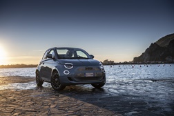 Novo 500 nomeado “Convertible of the Year” e “Best Small electric city car”  - 2 após lançamento já foram vendidas 10 mil unidades