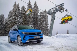 Tração integral ‘high-tech’ no Opel Grandland Hybrid4 - Um SUV que dá prazer de condução e segurança no inverno