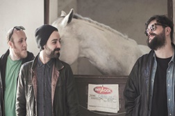 Paraguaii lançam videoclip para "Straight or Gay"