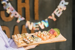 Sushi at Home convida a reunir sushi, pauzinhos e amigos para a noite da passagem do ano