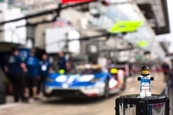 Ford GT de competição em Lego em exibição em Le Mans