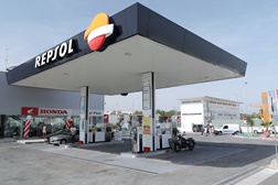 Lagoa com nova Estação de Serviço da Repsol - Combustíveis tradicionais e também carregamento elétrico