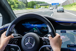 Função Mudança Automática de Faixa de Rodagem disponível para 15 modelos Mercedes-Benz - Para ultrapassar um veículo a circular à frente na mesma faixa de rodagem