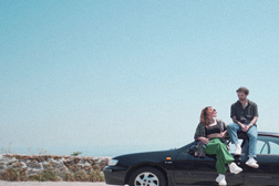 Tomás Adrião e Cláudia Pascoal, juntos no novo single “Passo A Passo”