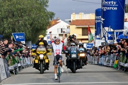 40ª Volta ao Algarve: Michal Kwiatkowski vence isolado e é o novo líder