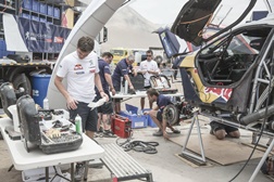 Pilotos da Team PEUGEOT-Total fazem o balanço da primeira semana de Dakar 