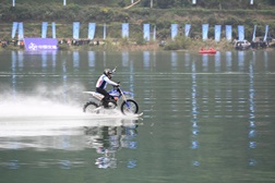 Fundador da ZXMOTO bate recorde do Guinness ao percorrer mais de 40 quilómetros de moto sobre a água