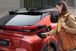 Toyota desafia os portugueses a "Escolherem a sua Autonomia" da gama SUV eletrificada - São três modelos com ofertas especiais