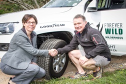 Matthew Norval (Diretor de Operações da Wilderness Foundation) e Tracy Maclear (Diretora de Marketing da Goodyear em África) com um dos veículos recentemente equipados com Goodyear Wranglers.