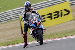 SBK 2024, Most - Razgatlıoğlu em pole recorde  - Iannone 2º, Rea cai