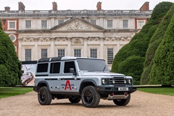 O protótipo do INEOS Grenadier curva-se perante as suas fontes de inspiração no Concours of Elegance