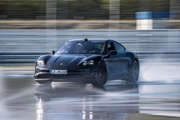 42,171 KM a andar de lado durante 55 minutos... - O Porsche Taycan entra em drift no Guinness