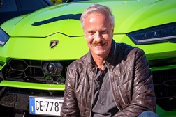 Vários Lamborghini com bigode percorreram as ruas de Lisboa  - Apoio ao Movember, iniciativa de apoio à prevenção e tratamento de doenças masculinas