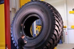 Sabia que o maior pneu da Goodyear mede e pesa o mesmo que um elefante? - Jantes de 63 polegadas
