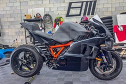 Francês transforma KTM super Duke R numa réplica da RC16