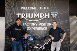 Ricky Carmichael e Ivan Cervantes visitaram fábrica da Triumph em Hinckley