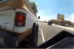 Motard ajuda a empurrar “pick-up” sem combustível enquanto conduz a sua Ducati