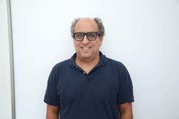 Escola de Artes inaugura ciclo de aulas abertas com o curador brasileiro Luiz Camillo Osório 