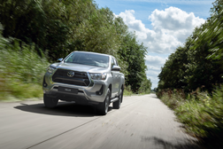 Nova Toyota Hilux Hybrid 48V - Em Portugal na versão cabina dupla, INVINCIBLE