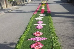 Tapetes floridos e coloridos cobrem as ruas de Melgaço