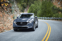 Reforços de segurança global também na geração 2024 do Mazda CX-30 - Actualizações do infotainment, nova cor Ceramic White, nova estrutura de níveis de equipamento