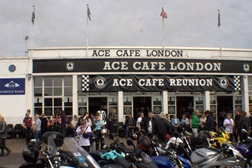 Mulheres motociclistas batem recordes no Ace Cafe.