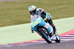 Moto3 - Joan Mir aguenta carga de McPhee para vencer