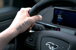 Tirar a carta num Ford Mustang elétrico - Novos condutores experimentam o Mach-E