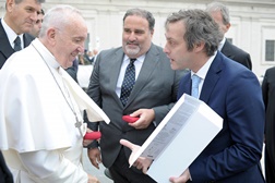 Entrega da garrafa n.º 1 ao Papa Francisco ©L'Observatore Romano