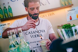 Há uma nova vodka portuguesa: produzida em Alcobaça e inspirada no Atlântico - Casanova Vodka é o mais recente lançamento da Adega Lemos Figueiredo