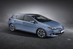 Novo Toyota Auris junta-se ao novo Avensis no palco do Salão Automóvel de Genebra 2015