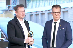 Elon Musk anuncia a localização da fábrica europeia da Tesla - Em jeito de surpresa durante a cerimónia de atribuição de um prémio ao Model 3