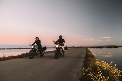Royal Enfield revela edições especiais Thunder e Lightning