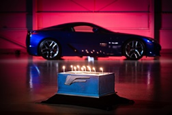 Lexus comemora 10º aniversário do modelo LFA - Um “puro-sangue” construído artesanalmente
