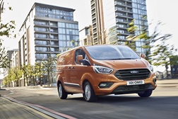 Nova Ford Transit Custom Com Mais Estilo, Uma Cabina Mais Inteligente e Maior Economia na Versão ECOnetic 