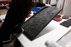 Visita às reservas do Museu do Oriente: “A xilogravura na colecção Kwok On”