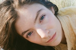 Lorde lança “Mood Ring” a antecipar o novo álbum “Solar Power