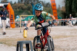Jovens ciclistas animaram Santa Comba dão no encontro regional de escolas de BTT