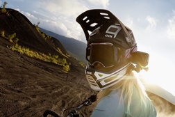 Posso usar uma “action cam” no meu capacete?