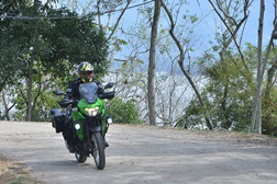 As rodas raiadas oferecem mais resistência para percorrer estradas sem asfalto