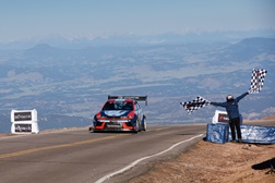 Hyundai IONIQ 5 N estabelece referência crossover EV na Rampa Internacional de Pikes Peak - Três veículos Hyundai IONIQ 5 N competiram na desafiante subida