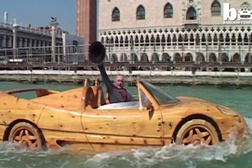 Réplica de Ferrari F50 transforma-se num barco de madeira em Veneza